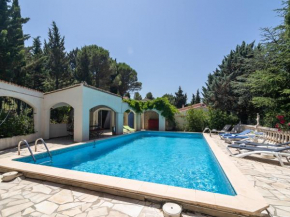 Majestic Villa in Pouzols Minervois with private pool